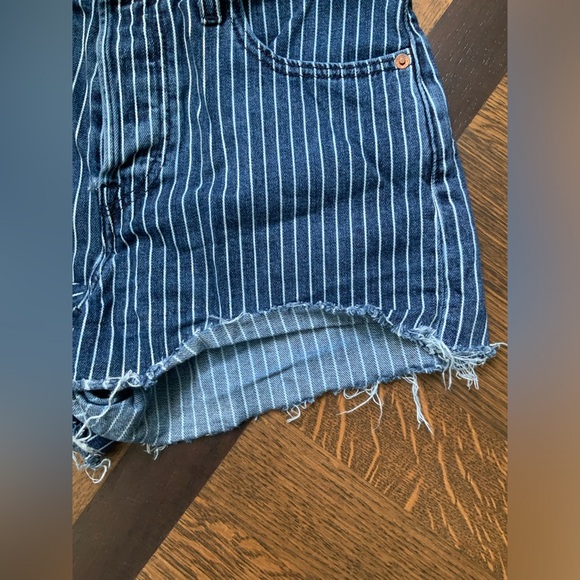 LEVI'S® X STRANGER THINGS Ribcage Denim Shorts Pinstripe Blue Size 28 Women’s - Picture 8 of 16